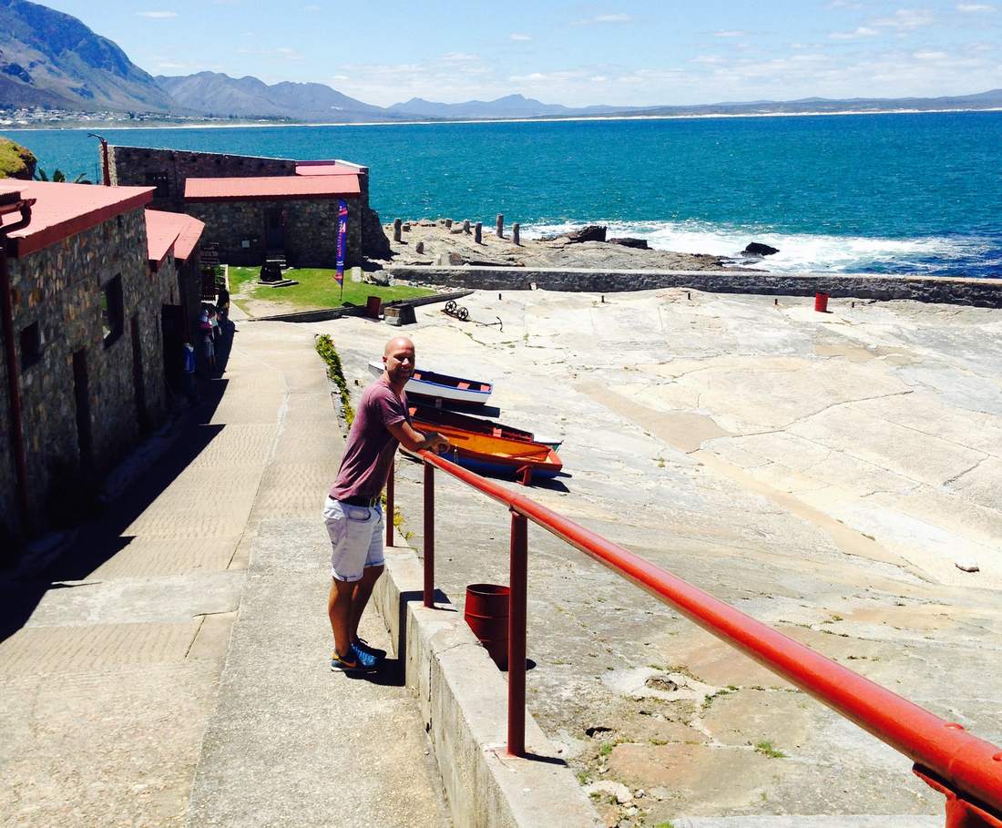 Uitkijken over de baai vanaf het oude haventje van Hermanus, Zuid-Afrika