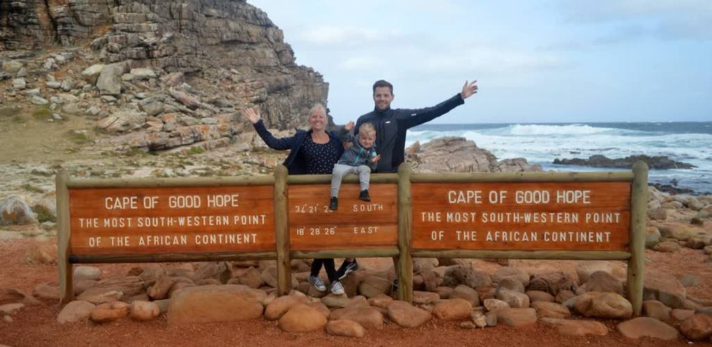 Gezin in de wind bij het bord van Kaap de Goede Hoop, de West-Kaap, Zuid-Afrika