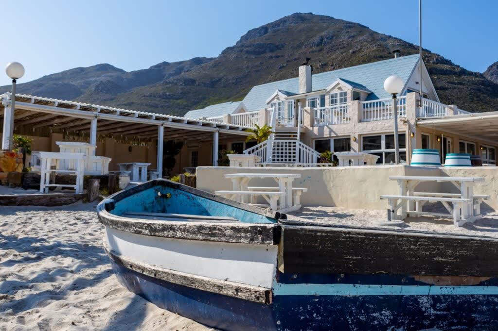 Wind en golven aan de kust bij Hout Bay, de West-Kaap, Zuid-Afrika