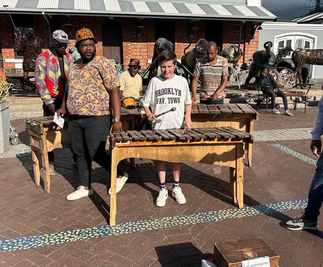 Een marimbaband speelt op straat in Kaapstad, Zuid-Afrika