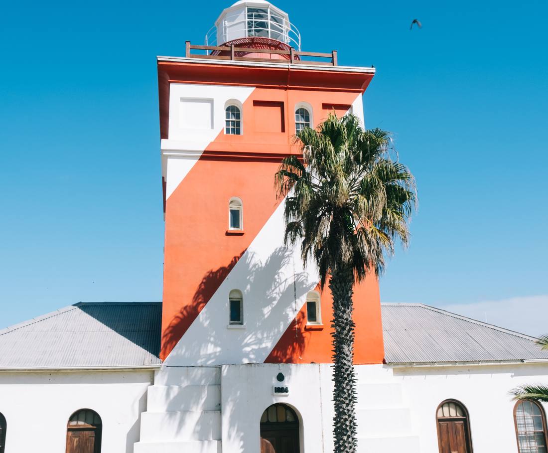 De rood-witte vuurtoren aan de kust bij Kaapstad, Zuid-Afrika