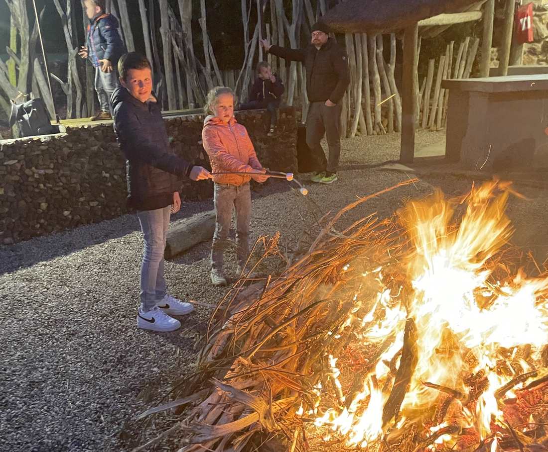 Kinderen bij het kampvuur op het erf van de lodge, Zuid-Afrika