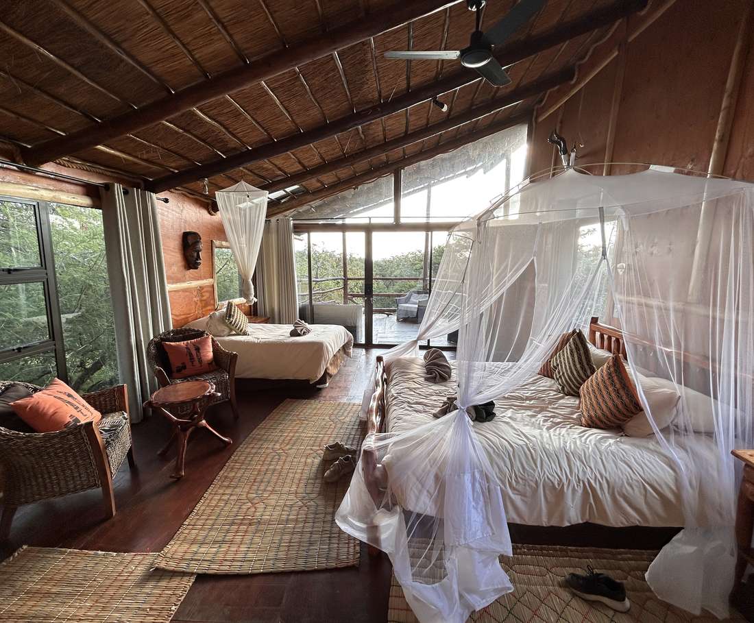 De slaapkamer van de lodge met klamboe en uitzicht over de bush, Zuid-Afrika