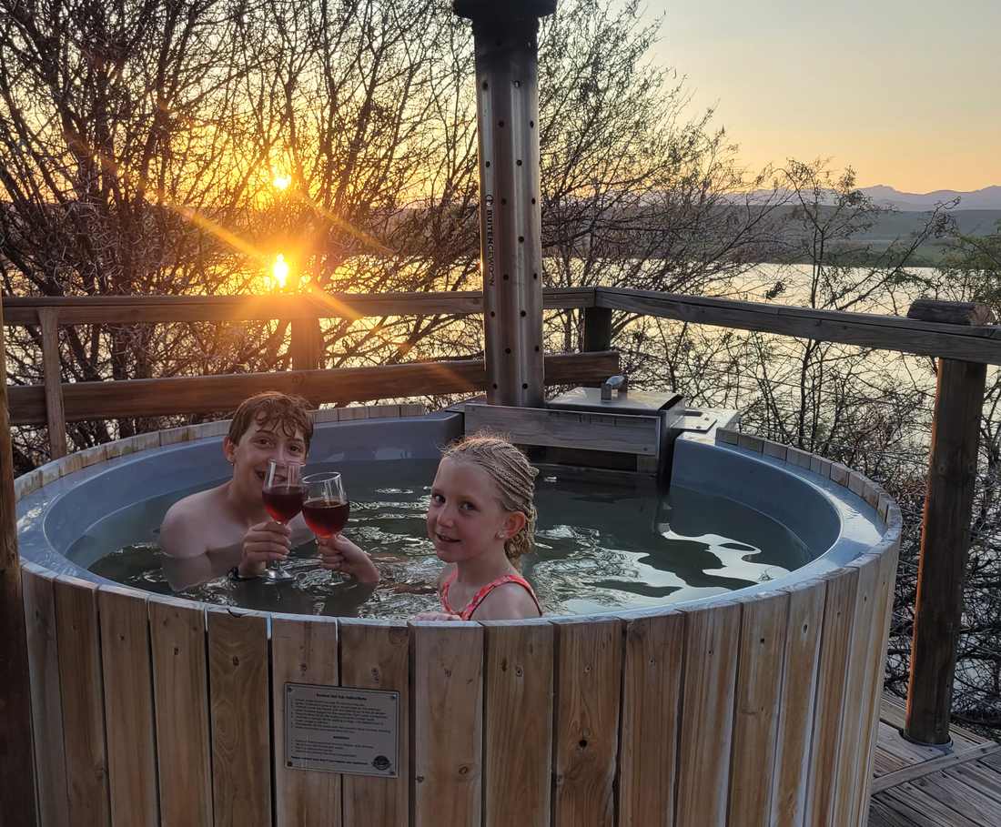 In de hottub bij de safaritent terwijl de zon ondergaat, de Midlands, Zuid-Afrika