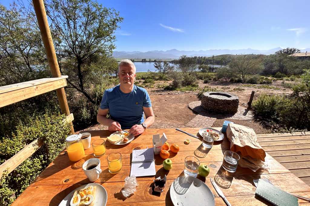 Gedekte ontbijttafel met uitzicht over de bergen, Zuid-Afrika
