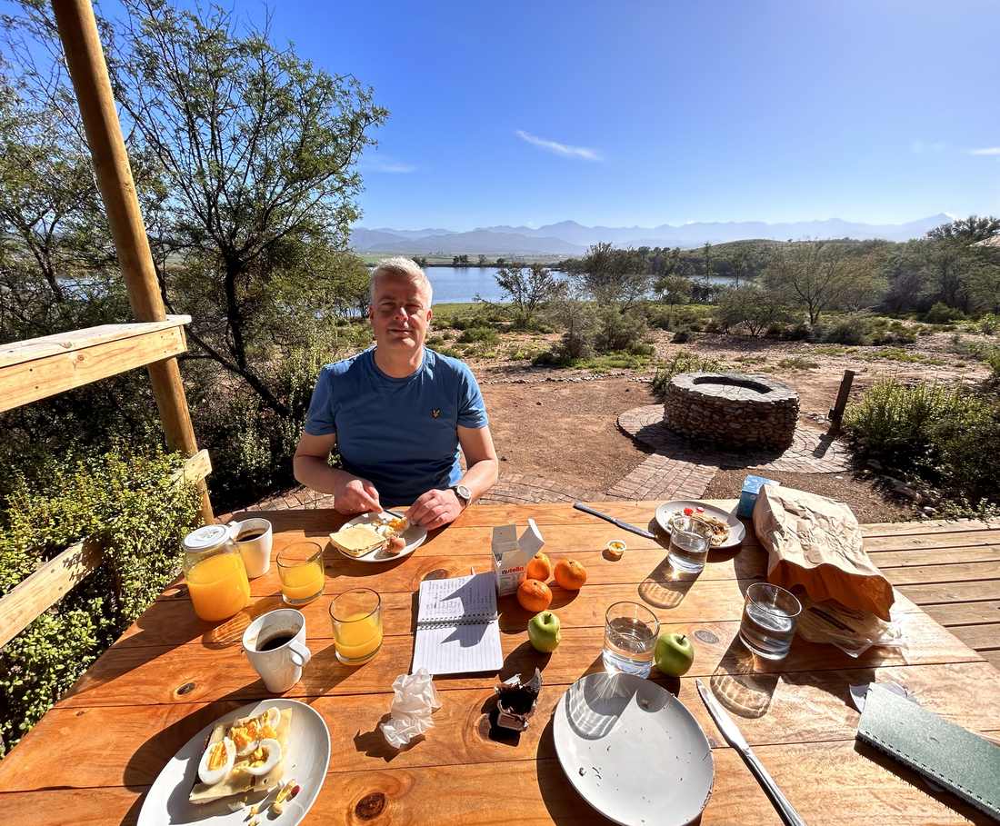 Ontbijten op de veranda met uitzicht over het water en de Kleine Karoo bij Oudtshoorn, Zuid-Afrika