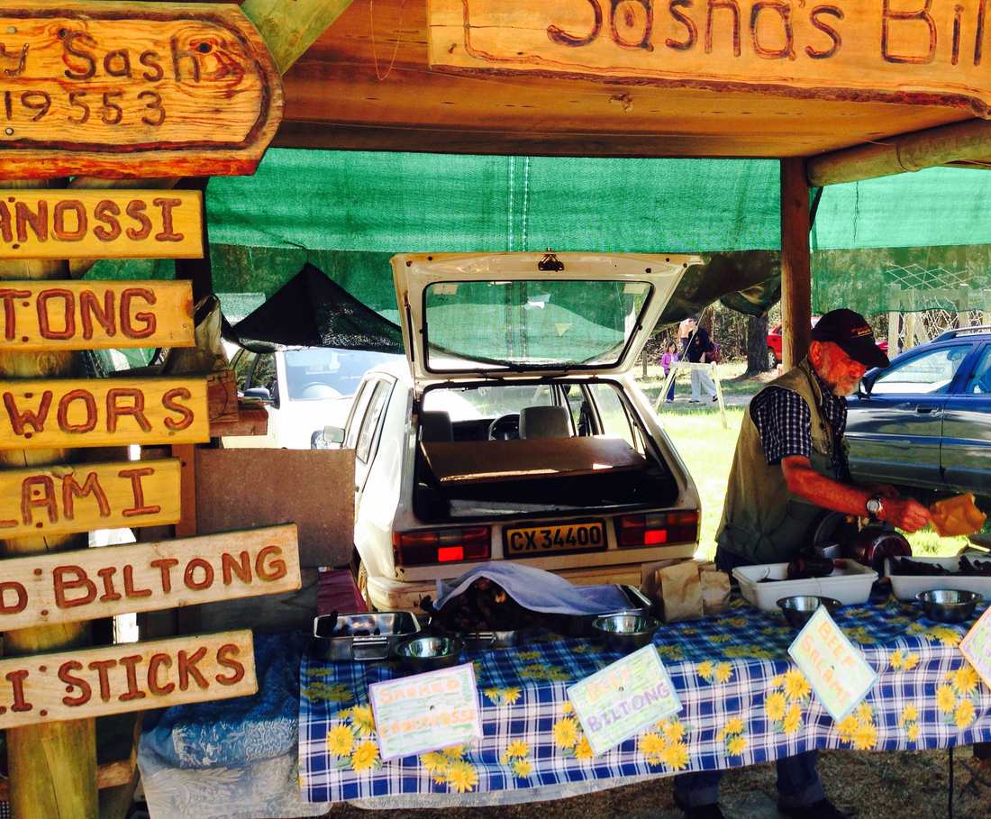 Een kraam met biltong en droogworst langs de weg bij Plettenberg Bay, Zuid-Afrika