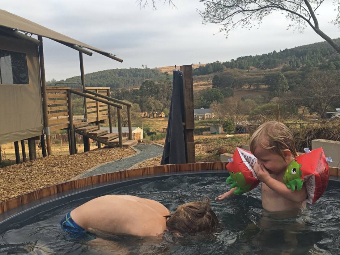 Een houtgestookte hottub bij een safaritent, Zuid-Afrika