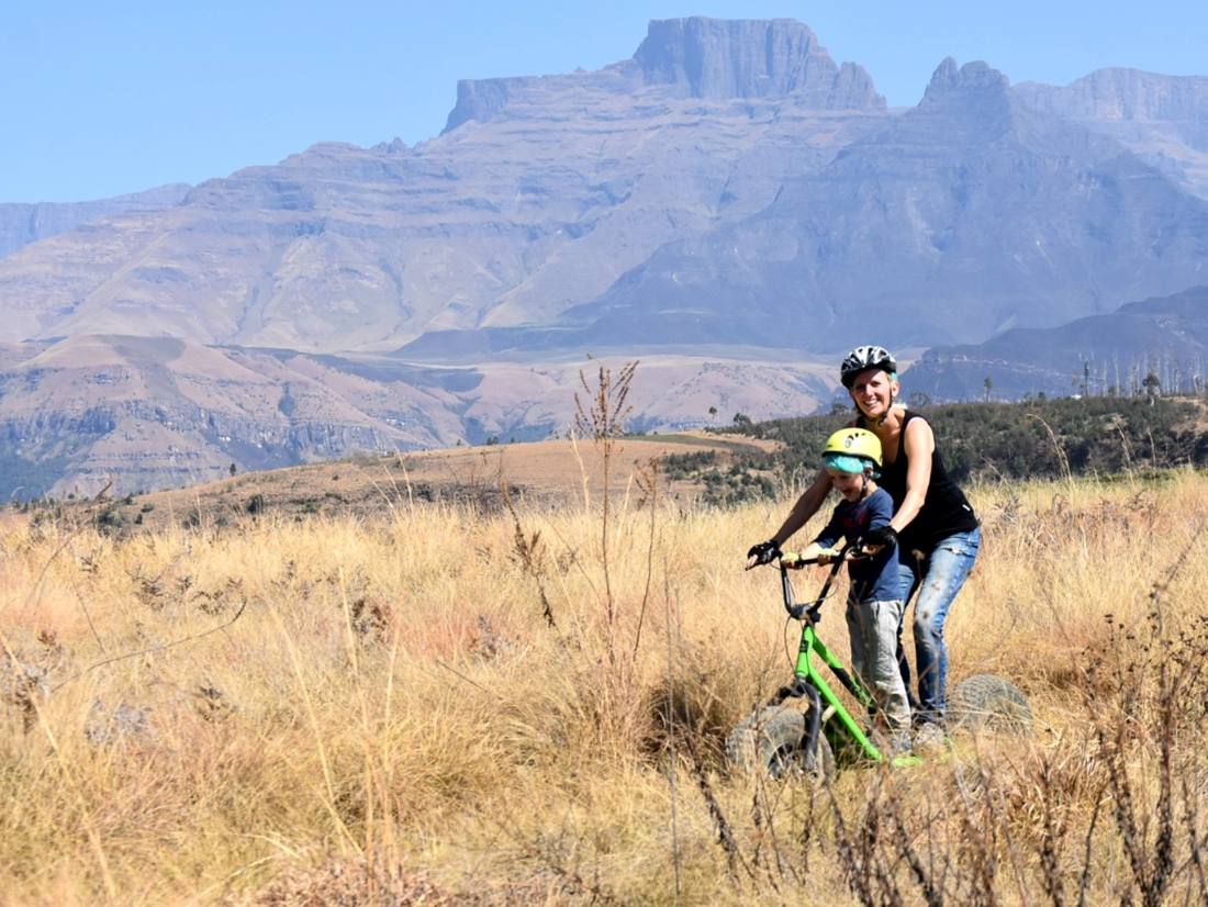 Op een mountainscooter voor het massief van de Drakensbergen, Zuid-Afrika