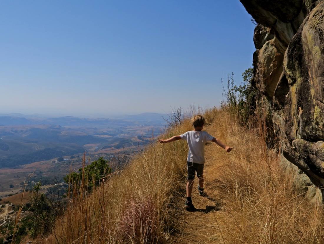 Een kind op een bergpad in de Drakensbergen, Zuid-Afrika