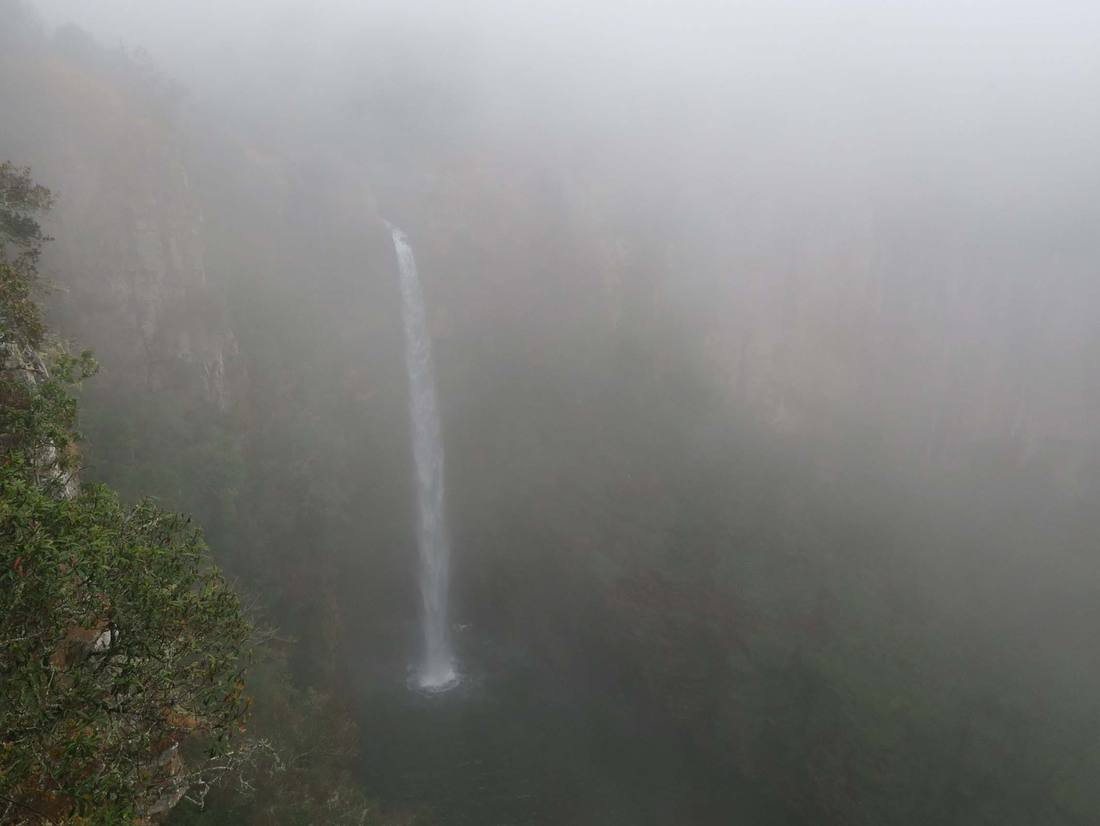 Een waterval in de mist op de Panoramaroute, Zuid-Afrika