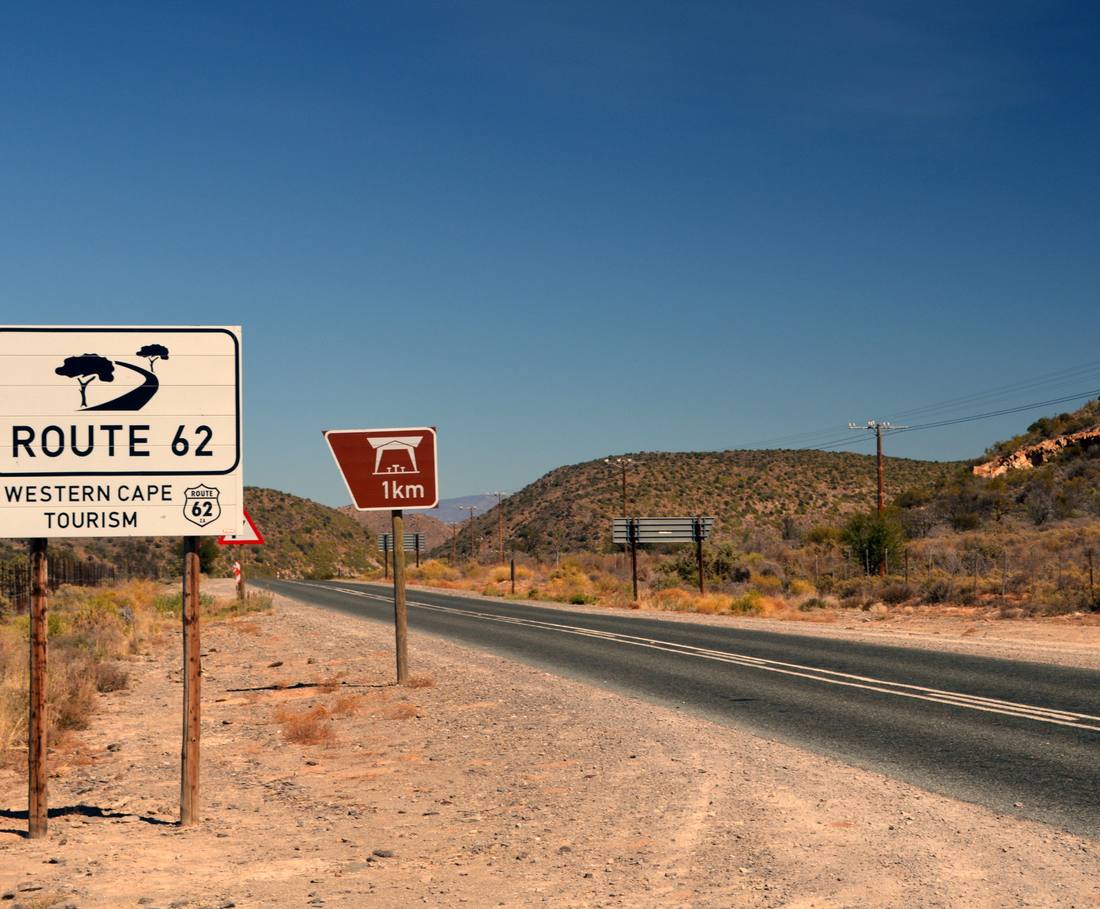 Het bord van Route 62 langs de weg door de Kleine Karoo, Zuid-Afrika