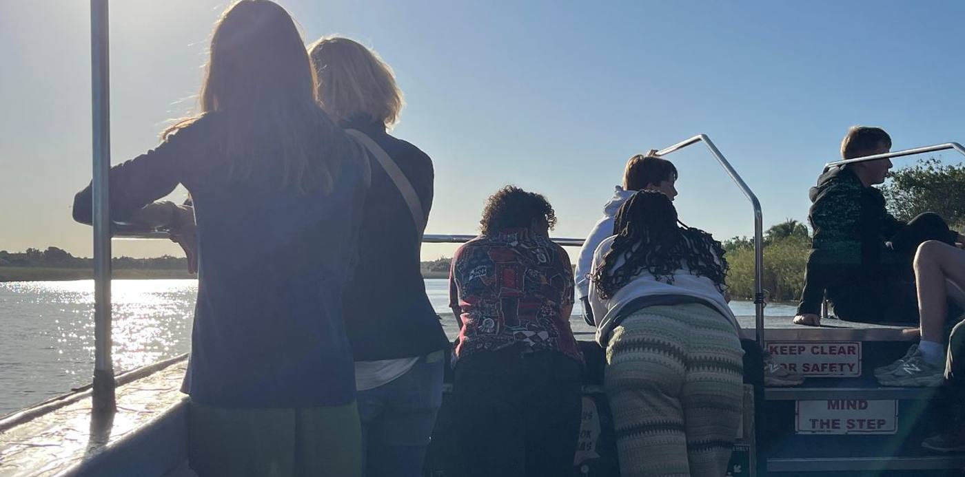 Vanaf de boot uitkijken over het water bij St. Lucia, Zuid-Afrika