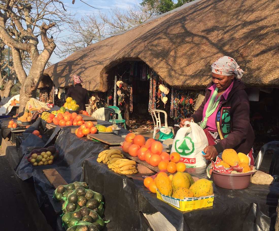 Een marktkraam met fruit en groente langs de weg bij St. Lucia, Zuid-Afrika