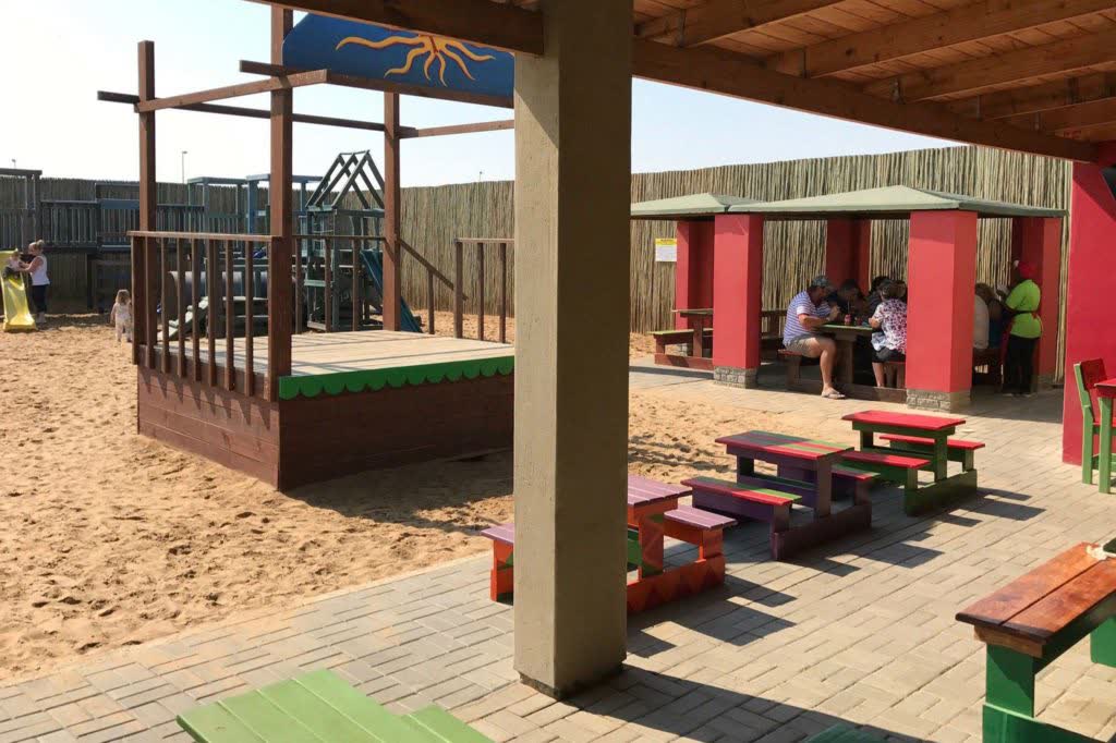 En dan hapje eten bij Monkey Puzzle cafe in Swakopmund met kinderen, Zuid-Afrika