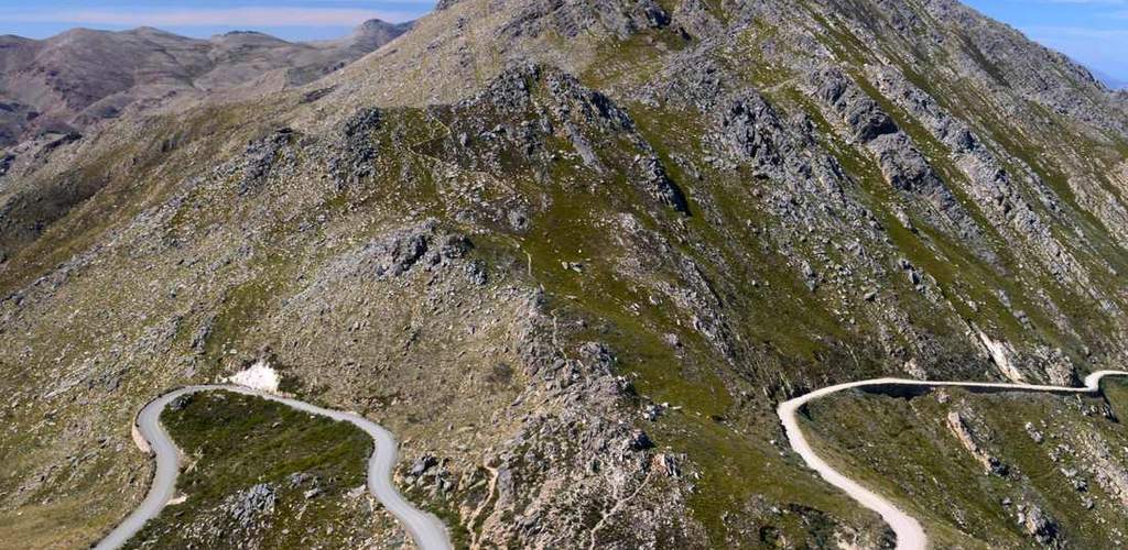 De grindweg slingert over de Swartbergpas in de Kleine Karoo, Zuid-Afrika