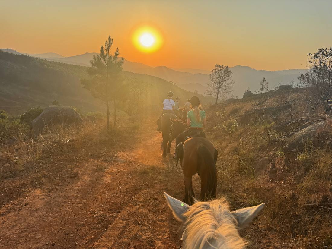 Te paard de heuvels in terwijl de zon ondergaat, eSwatini