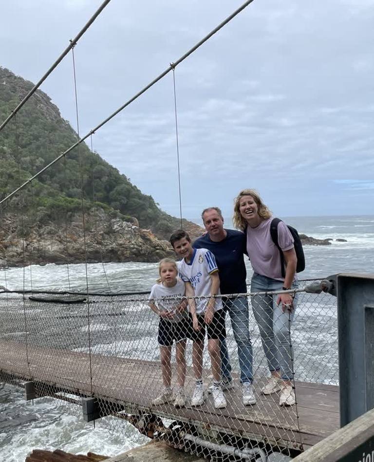 Gezin op de hangbrug over de rivier bij Storms River, Zuid-Afrika