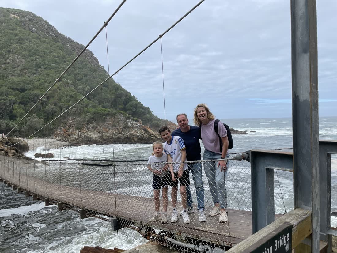 Gezin op de hangbrug over de rivier bij Storms River, Zuid-Afrika