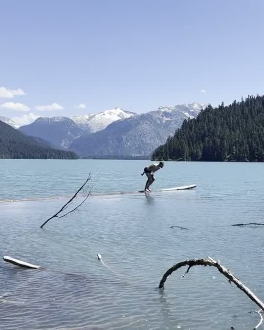Turquoise gletsjermeer tussen de bergen in West-Canada