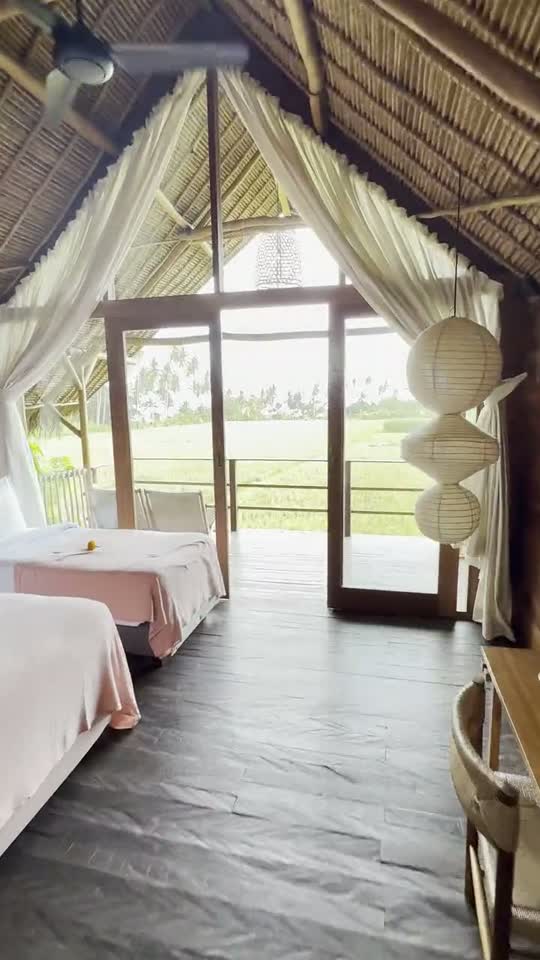 Bamboe villa met openslaande deuren en uitzicht over de rijstvelden op Bali