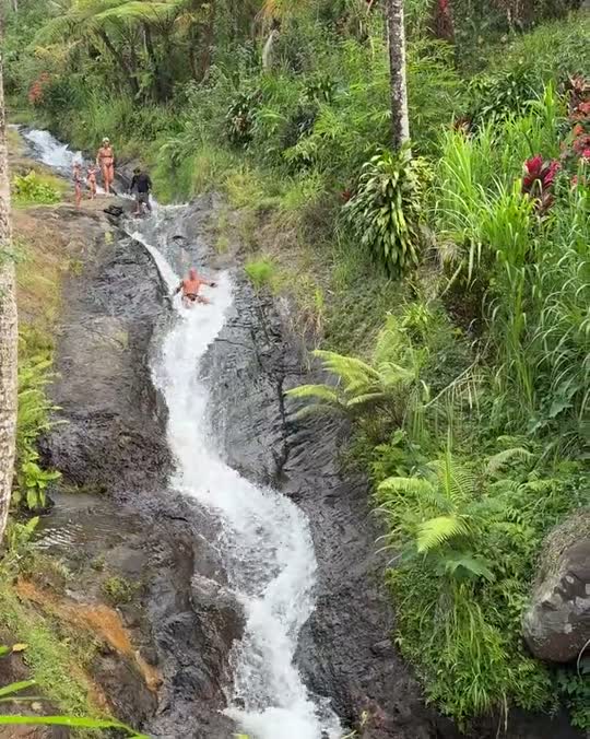 Waterval in een groene kloof in het binnenland van Bali