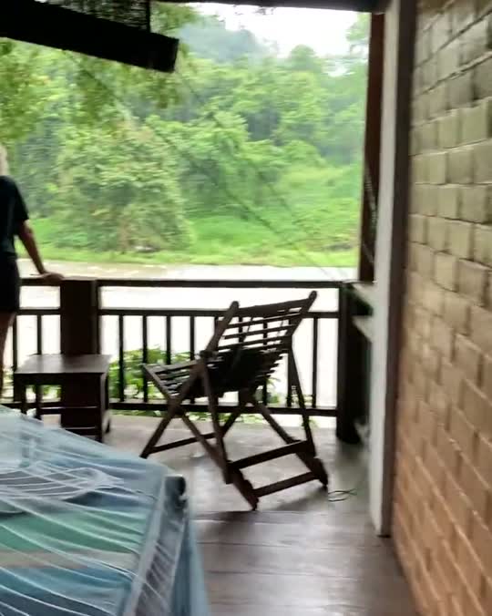 Houten lodge aan een rivier in het binnenland van Sri Lanka
