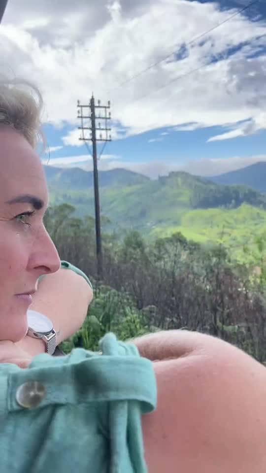 King coconut drinken met uitzicht over de heuvels van Sri Lanka