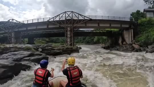 Raften op de rivier bij Kitulgala, een activiteit voor tieners in Sri Lanka
