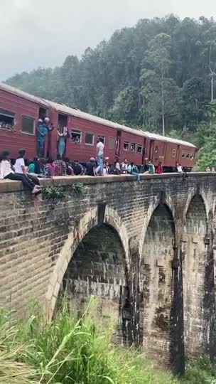De trein over de Nine Arch Bridge bij Ella tijdens een rondreis door Sri Lanka