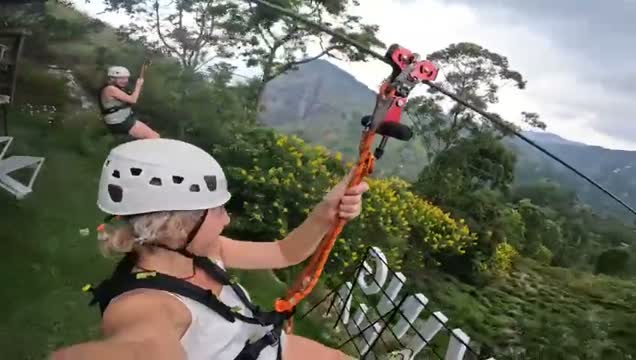 Zipline boven de theevelden van Sri Lanka, favoriet bij tieners