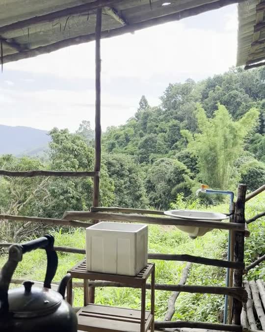 Open keuken van een homestay in de bergen van Noord-Thailand