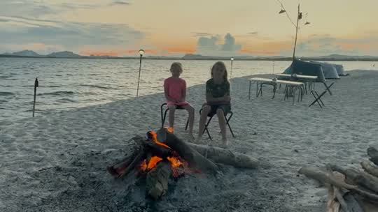 Kampvuur op het strand bij zonsondergang op een Thais eiland
