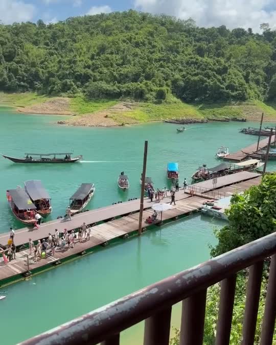 Het turquoise meer van Khao Sok met longtailboten, Thailand