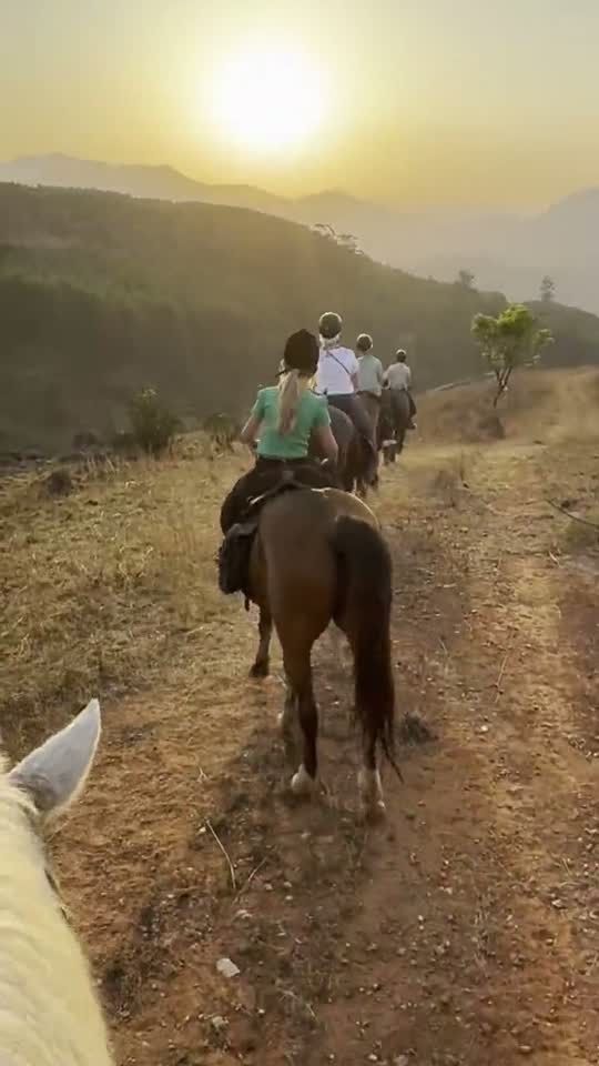 Kinderen te paard over een bergkam bij zonsondergang, zuidelijk Afrika