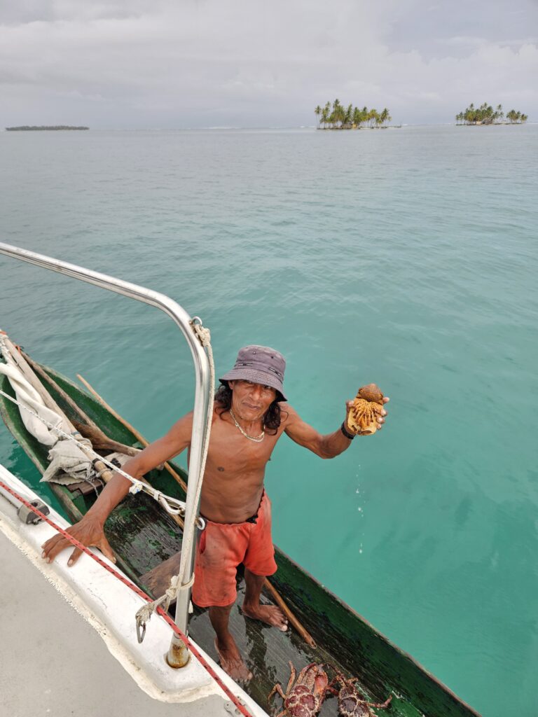 San Blas eilanden bezoeken - Kuna met verse vis