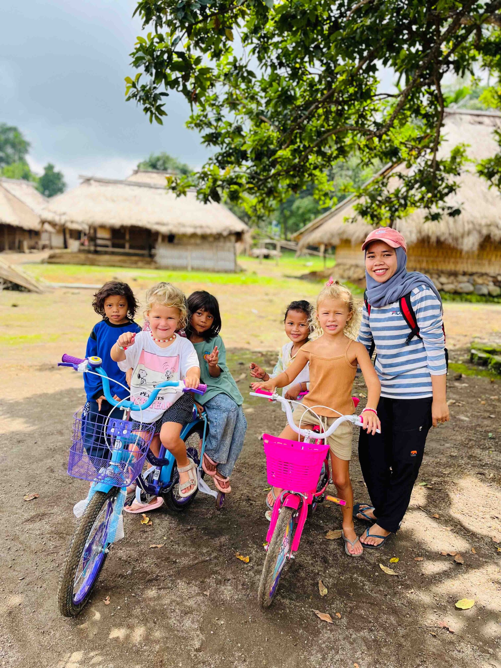 Lombok met kinderen; contact met de lokale bevolking van Senaru