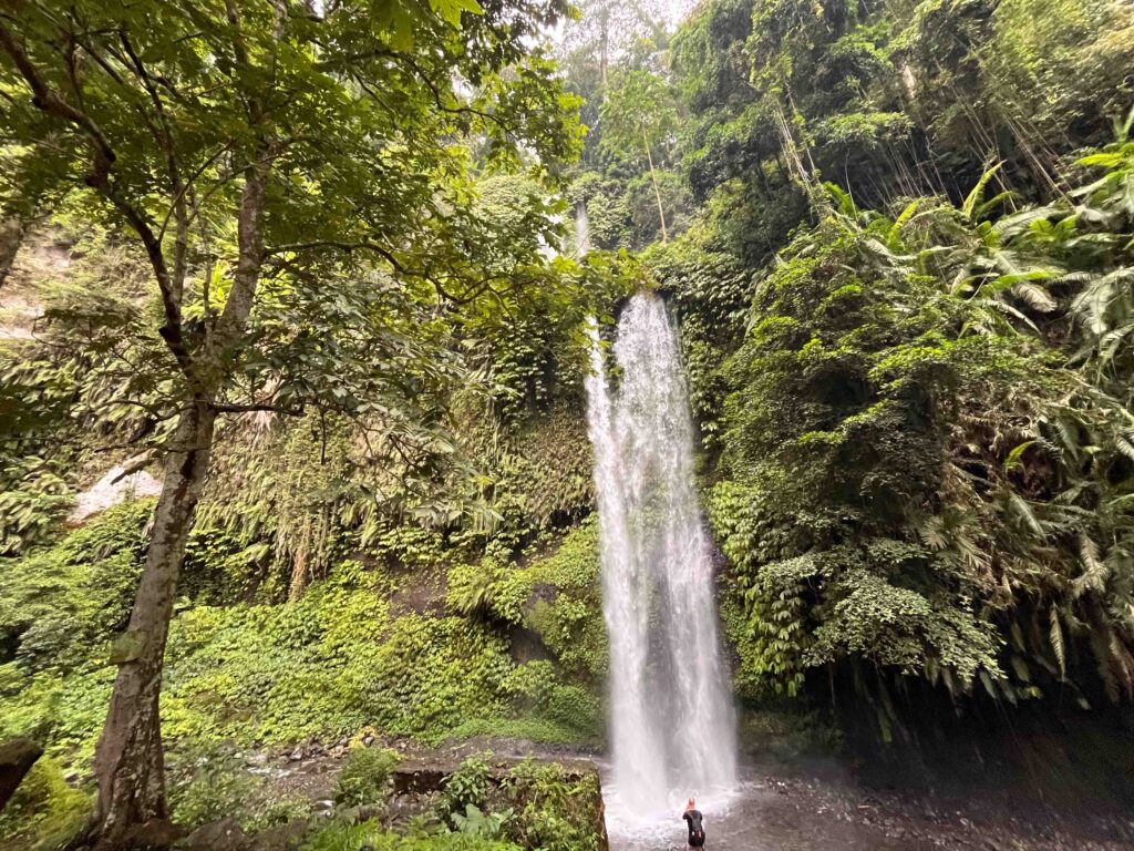 Zwemmen bij de waterval op Lombok bij Senaru is superleuk met kinderen
