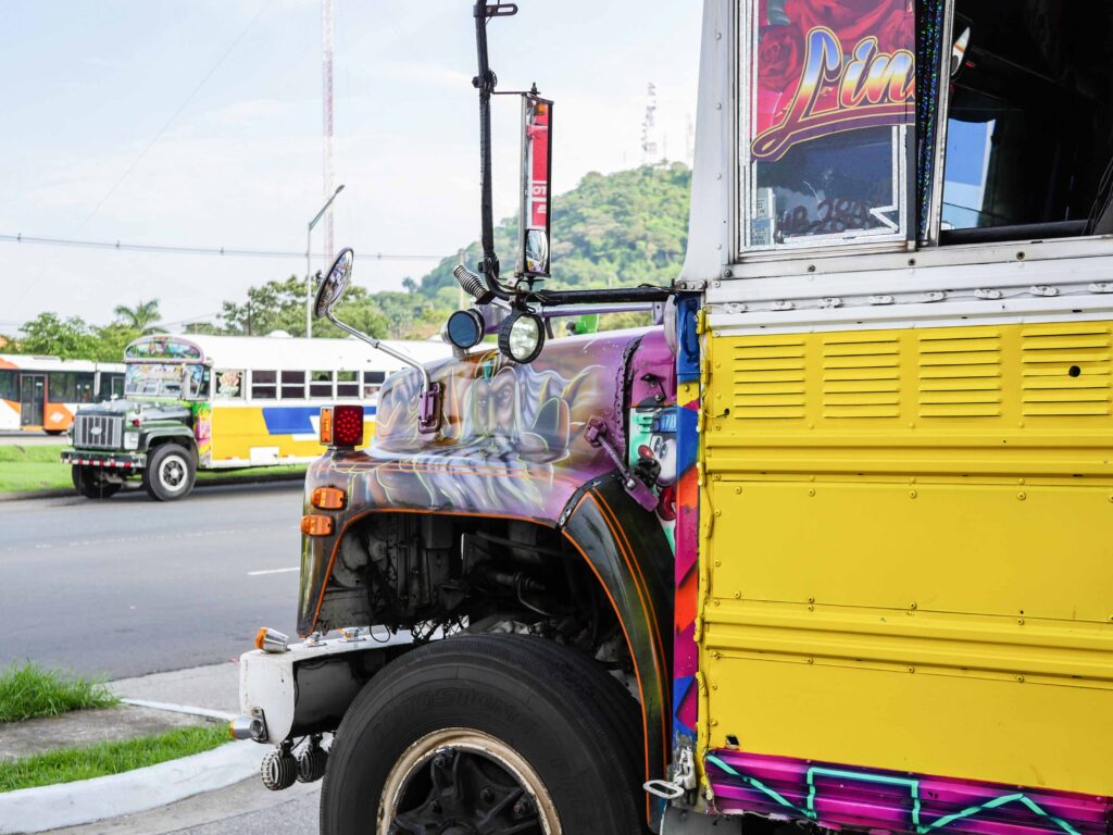 Kleurrijke bussen kom je overal tegen in Panama